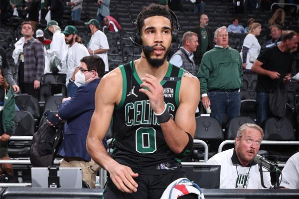 意甲媒体热议：米兰新援亚沙里首秀，贡献了一场极具说服力的比赛（亚沙里米兰处子秀获意媒盛赞，表现极具说服力）