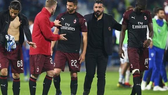 解锁体验卡，英乙比赛中裁判受伤，一球迷走下看台参与执法（英乙赛场上演现实版体验卡：主裁伤退，球迷下看台临时执法）