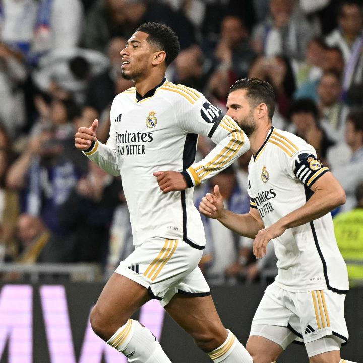 莱斯特城球迷赴意大利观战瓦尔迪比赛并合影（莱斯特城球迷远赴意大利观赛瓦尔迪并合影留念）