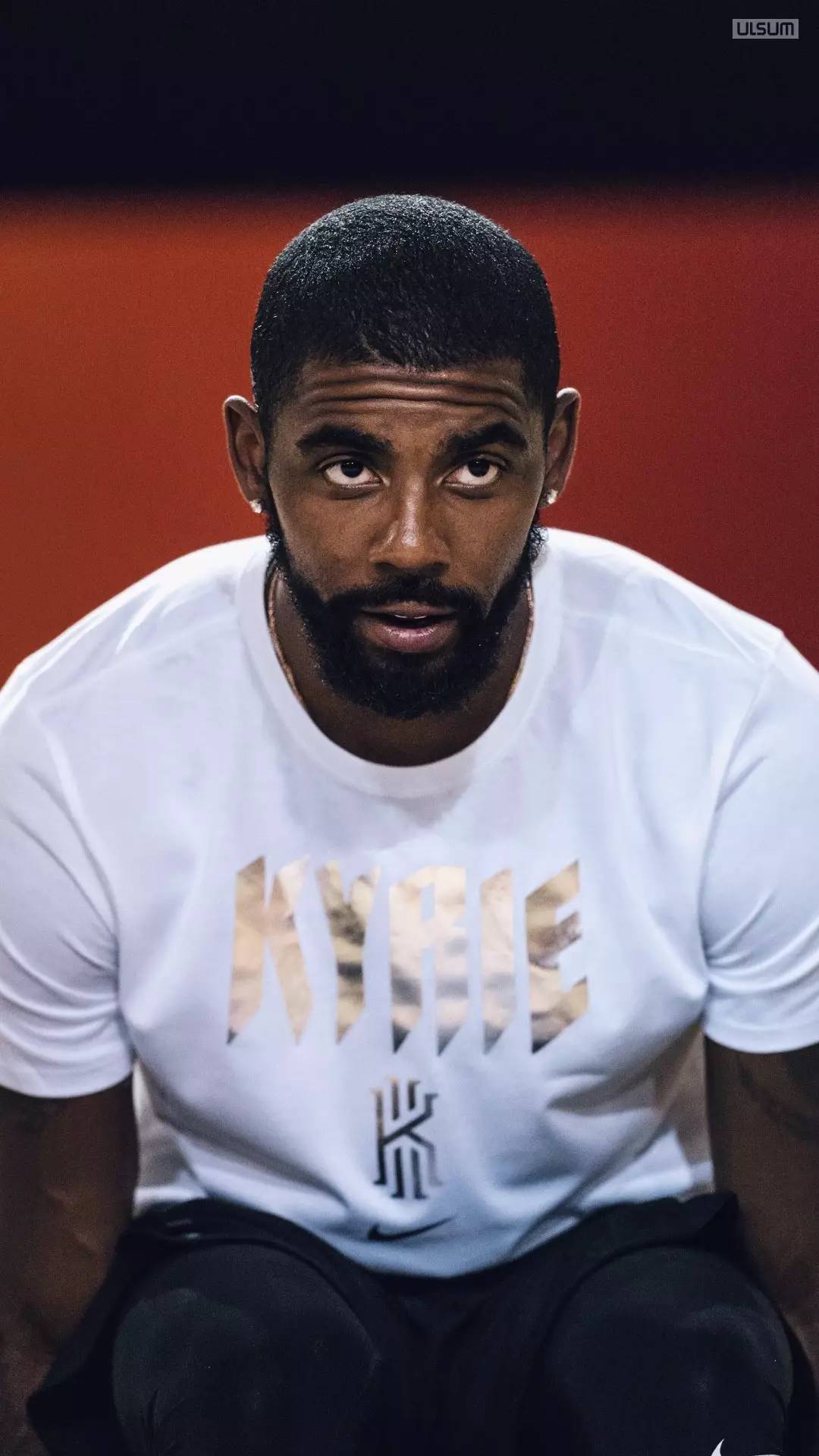 足球西甲榜首易主，冠军形势再变（西甲榜首更迭，冠军悬念再起）