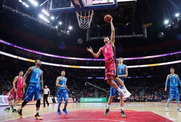 石破天惊！泰勒·亚当斯43米吊射破门为本赛季英超最远进球（惊天一吊！泰勒·亚当斯43米挑射得手刷新本赛季英超最远进球）